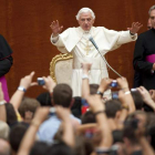 El Papa, durante la audiencia celebrada en la residencia pontificia de Castel Gandolfo.