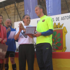 Sergio Sánchez recibe la placa de manos del alcalde de Astorga