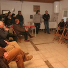 El abogado y los miembros de la coordinadora explicaron a los veicnos las posibilidades.