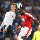 Griezmann y Djourou luchan por el balón durante el partido entre Suiza y Francia. JEAN-CHRISTOPHE BOTT