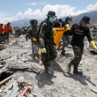 Rescate en Indonesia tras el tsunami.