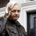 Assange en el balcón de la embajada de Ecuador en Londres.