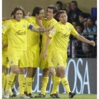 Los jugadores del Villarreal celebran el gol anotado por el francés Robert Pires.