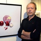 Reche, junto a una de sus hiperrealistas pinturas.