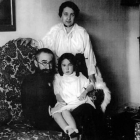 Josefina Blanco, con su marido, Valle Inclán, y su hija.