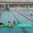 disfrutan de diversas actividades lúdicas en la piscina municipal de San Andrés del Rabanedo
