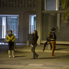Un grupo de prostitutas nigerianas en los alrededores de los locales de ocio del Paseo Marítimo de Barcelona.