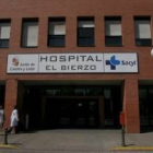 Vista de una de las entradas del Hospital del Bierzo, en Fuentesnuevas