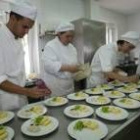Alumnos del ciclo de FP de Hostelería preparan platos durante el curso en su sede en San Cayetano