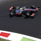 Lewis Hamilton en un giro del circuito de Monza.