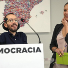 Pablo Echenique y Noelia Vera durante la rueda de prensa que ofrecieron tras la reunión del Consejo de Coordinación de Podemos.