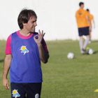 Carlos Tornadijo dirigiendo una de las sesiones de pretemporada del equipo maragato.