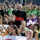 El cardenal y arzobispo, Rouco Varela, rodeado de jóvenes tras oficiar una misa.