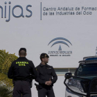 Agentes de la Guardia Civil en Mijas, en uno de los registros.