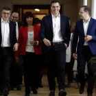 Sánchez, en el centro, a su llegada a la reunión con los parlamentarios socialistas, este martes.