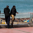El cayuco en el que llegaron los migrantes, varado en una playa de Fuerteventura . QUIQUE CURBELO