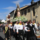 Un momento de la procesión de la Virgen de la Soledad que cada año hay en la localidad berciana.