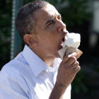Barack Obama, presidente de Estados Unidos, comiéndose un helado.