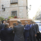 El féretro con los restos mortales de Isidoro Álvarez llegan a la Iglesia Parroquial de San Ginés.