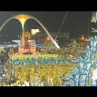 Más de 100.000 personas presenciaron la primera jornada de desfiles de escuelas de samba en Río.