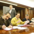 Fidalgo, Alonso, Fernández y Sánchez, firmaron el convenio, con Vicente Canuria detrás