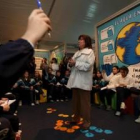 Narbona, con un grupo de niños en el aula de la exposición del Duero