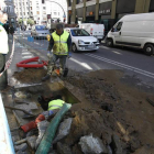 Reparación de una fuga de agua en la capital leonesa.