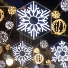 Luces de Navidad en una céntrica calle leonesa. DL
