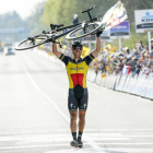Philippe Gilbert cruza la meta de Flandes con la bici a cuestas.