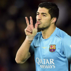 Suárez extiende tres dedos para ilustrar el hat-trick que hizo ayer ante los chinos.
