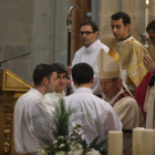 Andrés Belzuz Rodriguez (izquierda), ordenado diácono en la Catedral de Astorga.
