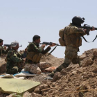Soldados del ejército iraquí y de las milicias chiíes combaten al Estado Islámico en la provincia de Al Anbar.