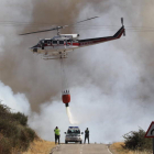 Uno de los helicópteros que trabajaron ayer en las labores de extinción.