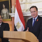 El presidente egipcio, Abdelfatah al Sisi, y Cameron, ayer en Londres.