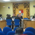 La corporación municipal de La Robla debate un punto del pleno de ayer.