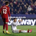 El delantero belga Eden Hazard (d) del Real Madrid, se lamenta ante el guardameta del Levante Aitor Fernández. MIGUEL ÁNGEL POLO