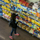 Una mujer realiza la compra en un supermercado.