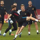 Sergi Roberto podría abandonar el lateral para sustituir a Iniesta en la medular. ALEJANDRO GARCÍA