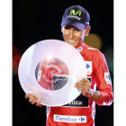 El colombiano del equipo Movistar, Nairo Quintana en el podio con el trofeo que le acredita vencedor de la Vuelta Ciclista a España 2016 tras la vigésimo primera y última etapa disputada hoy entre Las Rozas y Madrid.