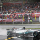 Lewis Hamilton pilota sobre el empapado asfalto de Monza.