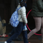Una persona pide en la calle en León.