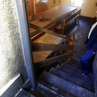 El alcalde de Sobrado, Tino Valle, en la escalera por la que vertieron el líquido inflamable.