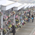 Una de las calles de nichos del cementerio de Montearenas.