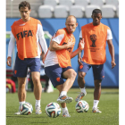 Anmaat, Arjen Robben, y Georginio, en el entrenamiento.