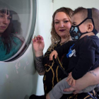 Derek, en brazos de su madre, en el Hospital Vall d’Hebron de Barcelona. QUIQUE GARCIA