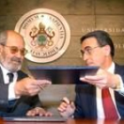 Jesús María Sanz Serna (derecha), ayer, junto a Juan Carmelo García, durante la firma del convenio