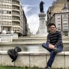 Jesús Méndez, en una reciente visita a León. Abajo, células tumorales observadas mediante microscopía de inmunofluorescencia.