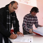 Ángel Sánchez y Joaquín Ramírez firman el convenio.