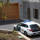 Un coche de la Guardia Civil entra en los juzgados de Arona, donde está el presunto asesino. C. GARCÍA