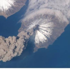 Erupción del volcán Cleveland, en las islas Aleutianas, fotografiada desde la Estación Espacial Internacional.